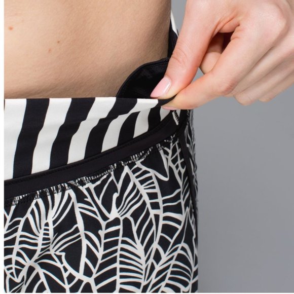 Lululemon Run Times Short *4-Way Stretch Pretty Palm Black Angel Wing 4 - Picture 7 of 16